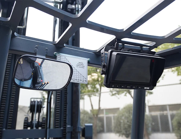 Clear fork-level visibility supports more precise and confident high-level load positioning.