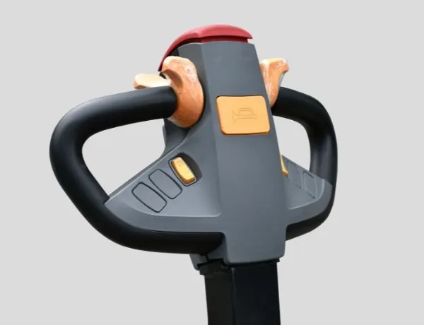 Integrated controls enable easy, precise and comfortable maneuvering.
