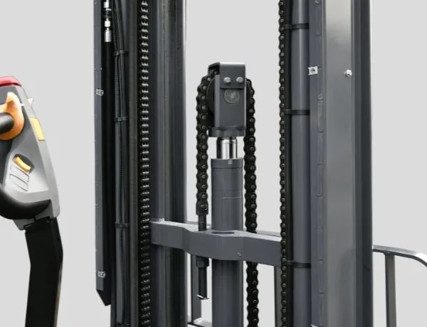 Stable mast design provides smooth lifting and reliable stability during stacking operations.