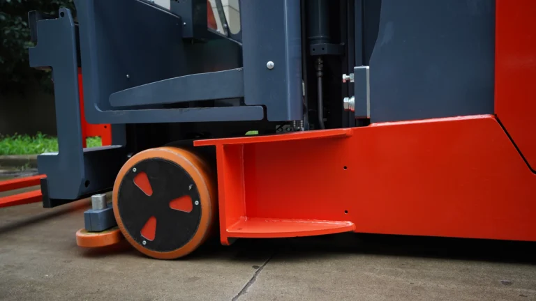 Stable wheel design provides stable support and smooth travel during narrow-aisle operation.