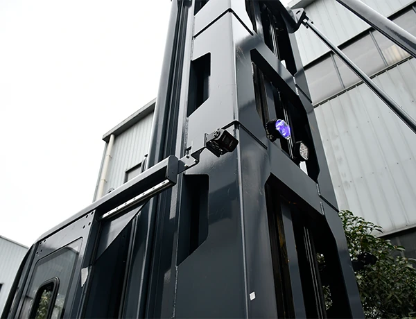 Reinforced mast structure provides reliable stability for high-level handling in cold storage warehouses.
