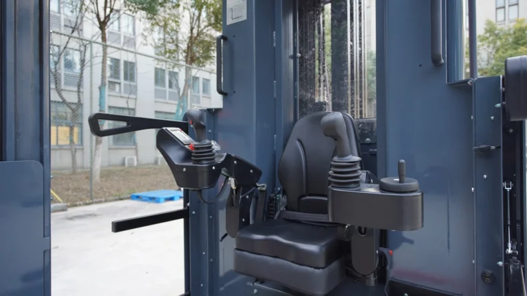 Ergonomic layout and excellent visibility provide a comfortable and intuitive operating experience.