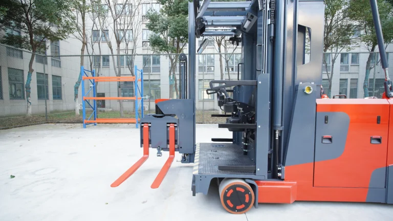 The turret head rotates through 180° and side-shifts to serve both sides of the aisle without turning the truck. Linked rotation and side shift, fork centring and optional height preselection reduce repetitive control inputs.