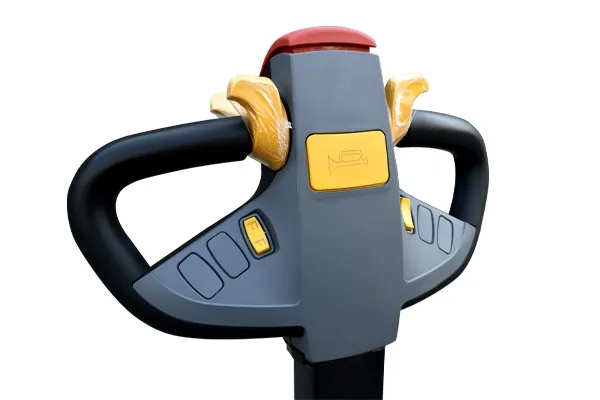 The multifunction handle combines travel and lift controls for direct stand-on operation.