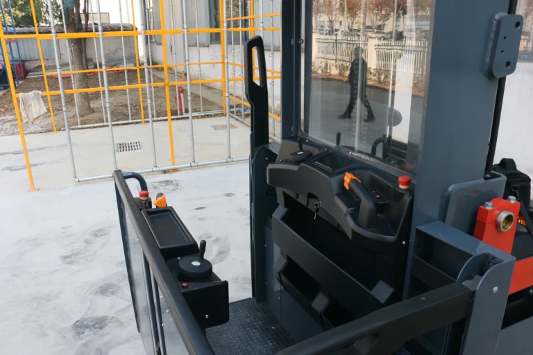 The semi-enclosed platform creates a defined working area while retaining clear upward and rack-side visibility. Different control-console positions can be configured to suit the required picking workflow.