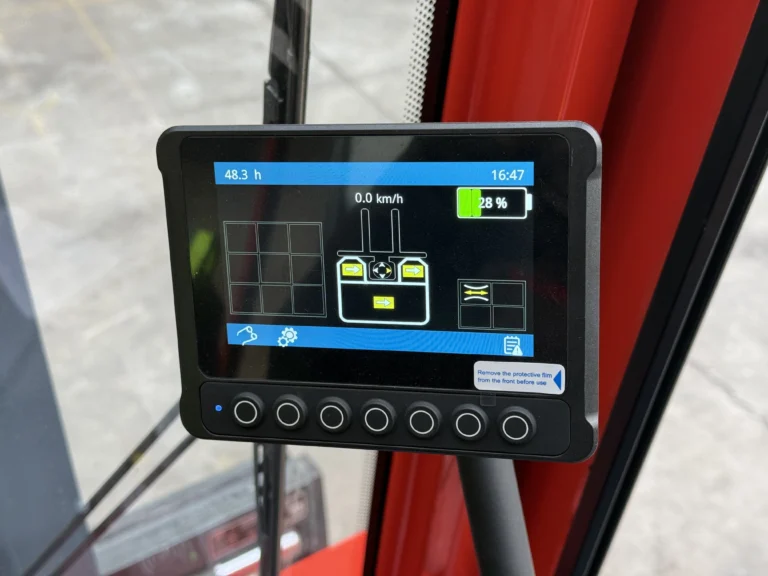 Clear real-time wheel position and truck status information make steering and maneuvering more intuitive and precise.