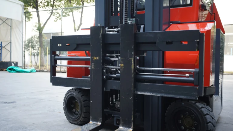 Integrated side-shift and fork-positioning functions allow quick adjustment for different load widths and more efficient handling.