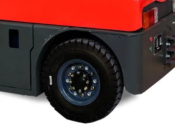 A rear inching button simplifies accurate alignment when connecting compatible trailers.