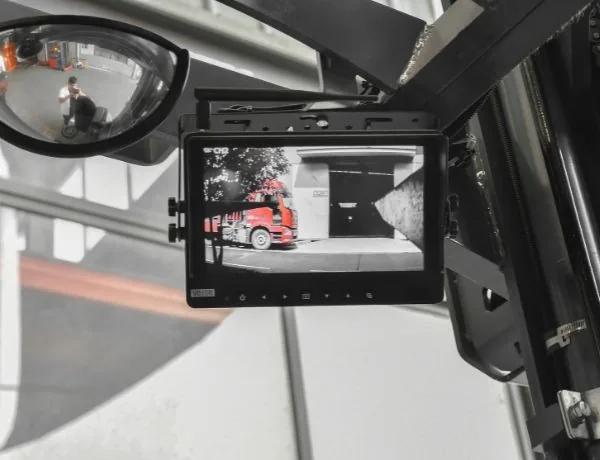 Triplex full-free mast configurations cover lift heights from 5,025 to 10,160 mm. The mast structure and controlled lowering system support accurate pallet handling in high-bay warehouses.