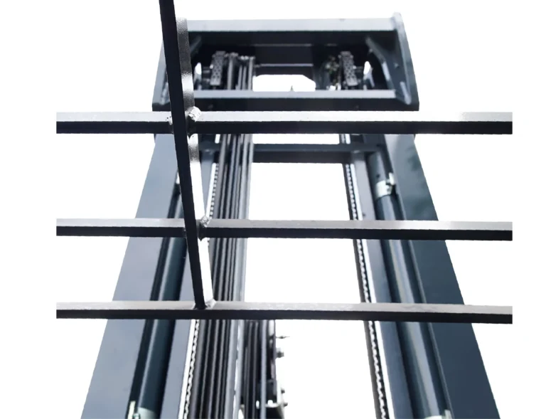 Triplex full-free mast configurations provide lift heights up to 12,500 mm.