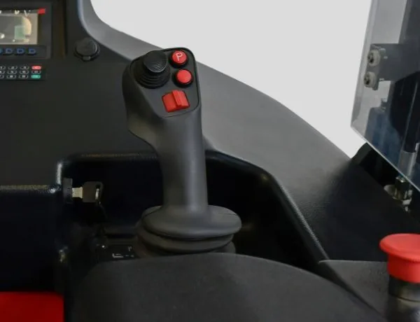 The stand-on platform has a low step height for frequent access. Electric steering, an integrated handle, multifunction display and OPS system support controlled daily operation.