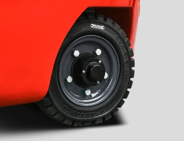 Electric steering and lift control functions support precise, repeatable pallet positioning.