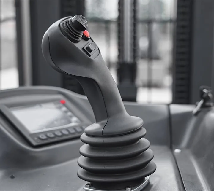 The stand-on compartment provides convenient access during repetitive dock-to-stock handling.